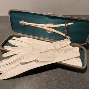 Estuche con guantes de piel y pinzas