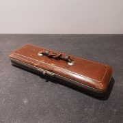 Estuche con guantes de piel y pinzas