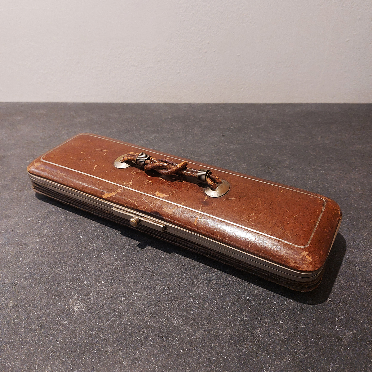 Estuche con guantes de piel y pinzas