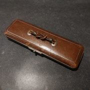 Estuche con guantes de piel y pinzas