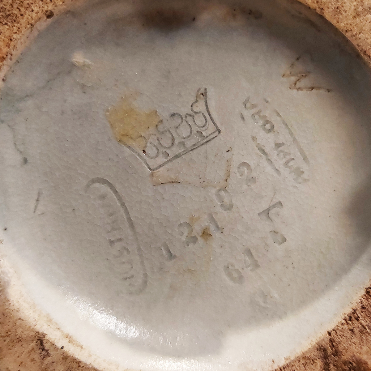 Jarrón de cerámica esmaltada Amphora, h.1910-1920. Detalle marcas y firma.