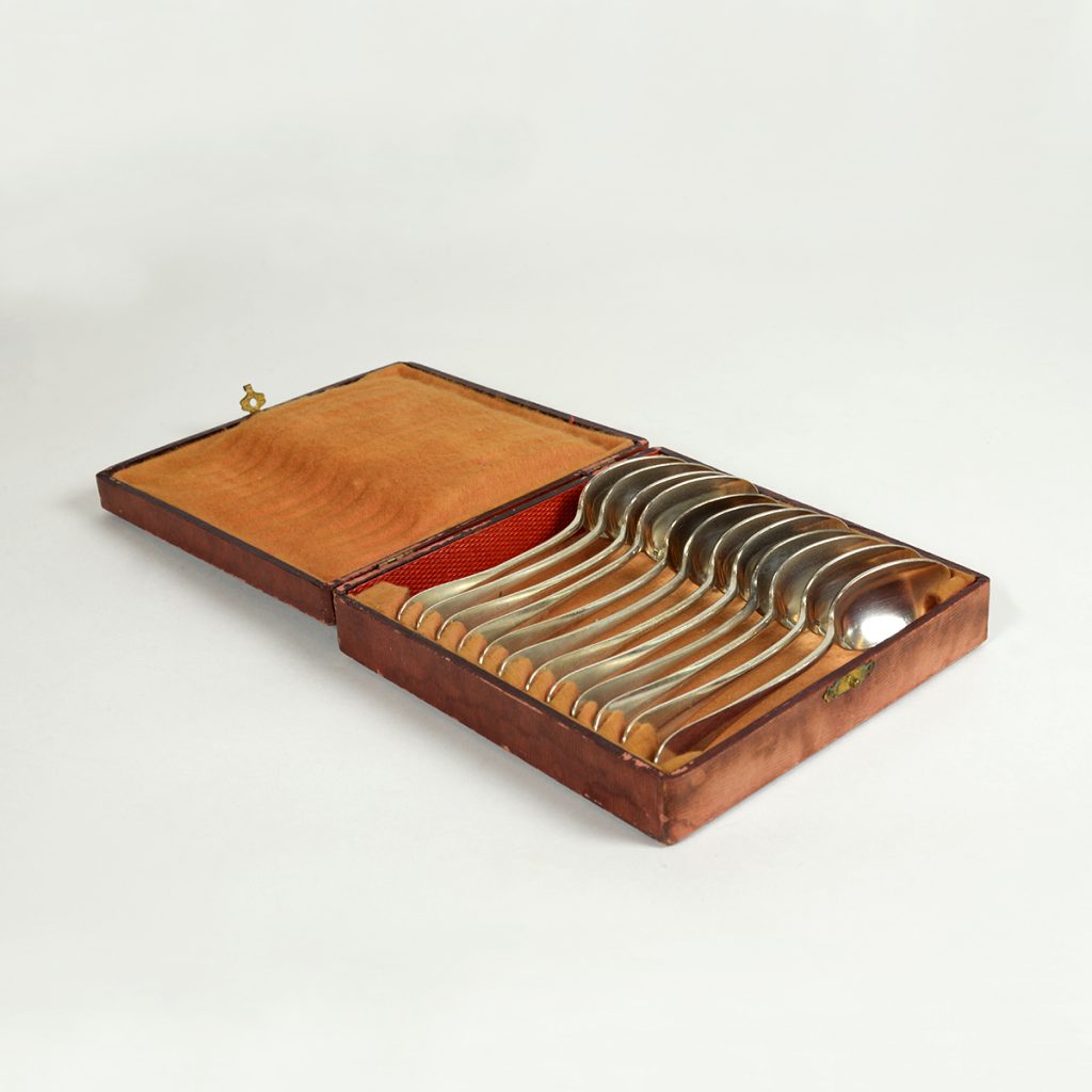 Estuche con doce cucharillas de té