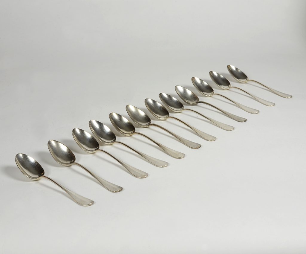 Estuche con doce cucharillas de té