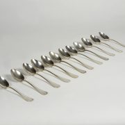 Estuche con doce cucharillas de té