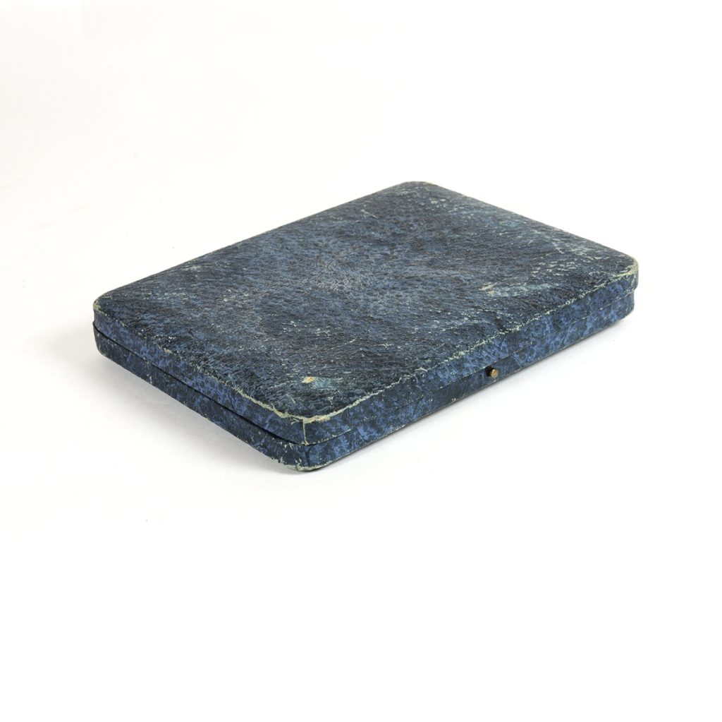 Estuche con doce cucharillas de té y pinza.