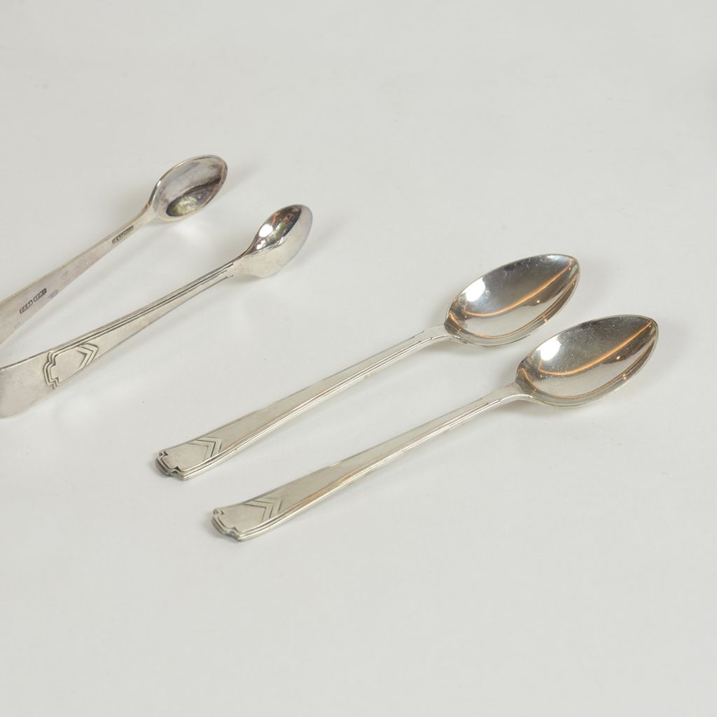 Estuche con doce cucharillas de té y pinza.