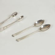 Estuche con doce cucharillas de té y pinza.