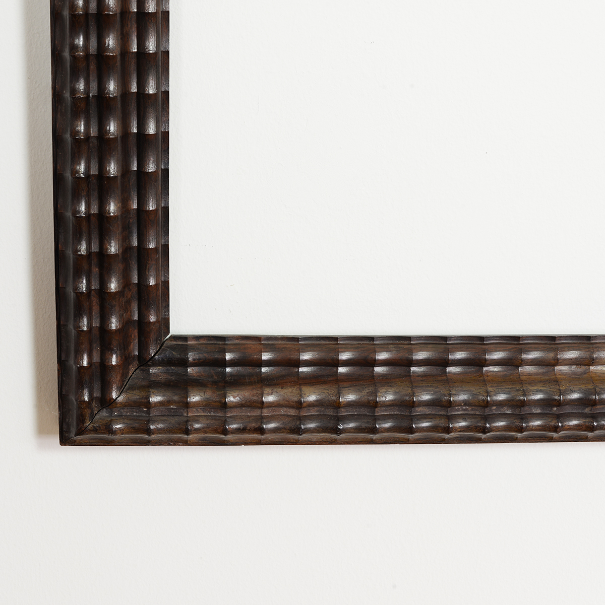 Marco de madera palosanto de Brasil, tallado a mamo. Hacia 1930. Detalle