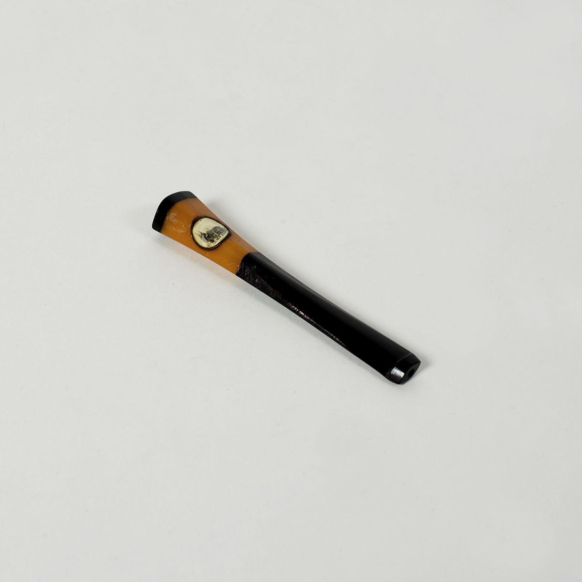 Boquilla de ámbar con medallón decorativo. Siglo XX