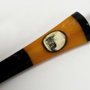 Boquilla de ámbar con medallón decorativo. Siglo XX