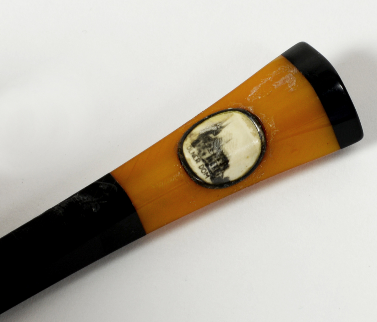 Boquilla de ámbar con medallón decorativo. Siglo XX