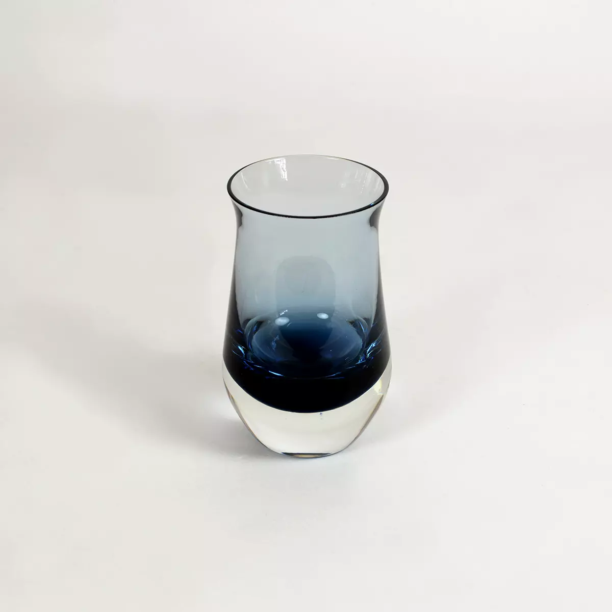 Pequeño centro de cristal soplado en molde en dos colores, años 60